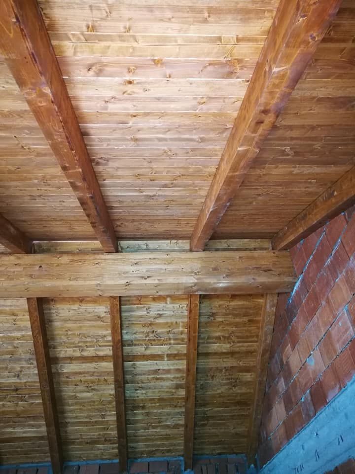 Un primo piano di un soffitto in legno in un edificio.