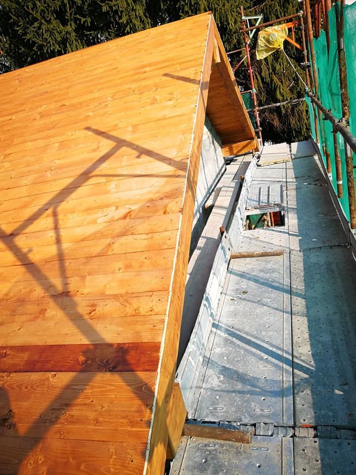 Su un edificio si sta costruendo un tetto in legno