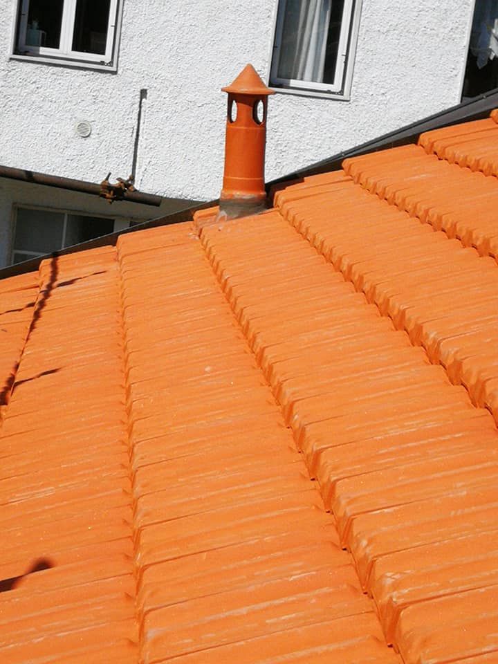 C'è un camino sul tetto di una casa.