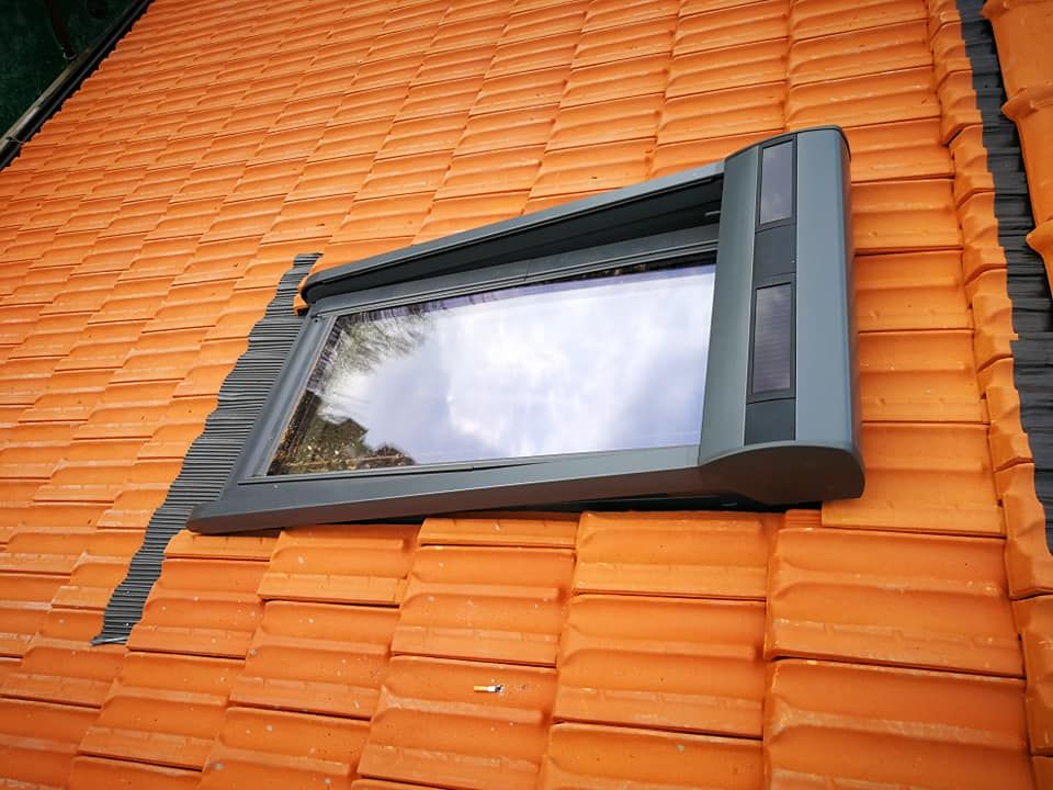 C'è una finestra sul tetto di una casa.