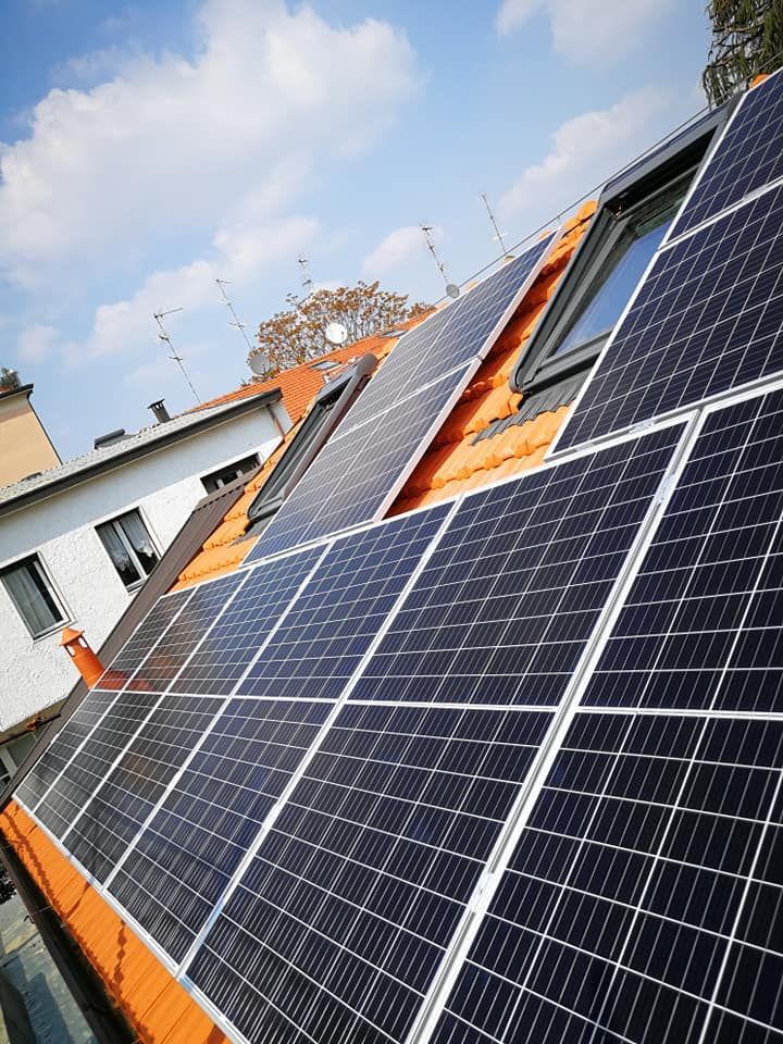 Una fila di pannelli solari sul tetto di una casa.