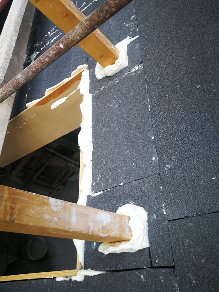 Un tetto con sopra alcuni pezzi di schiuma