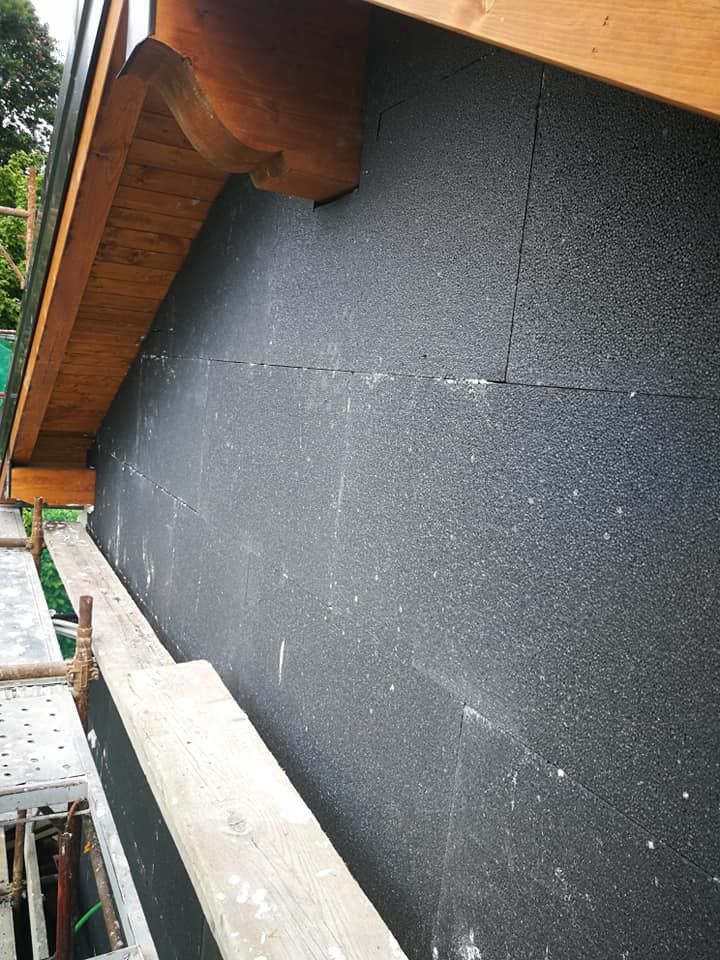 Sul lato di un edificio c'è un'impalcatura.