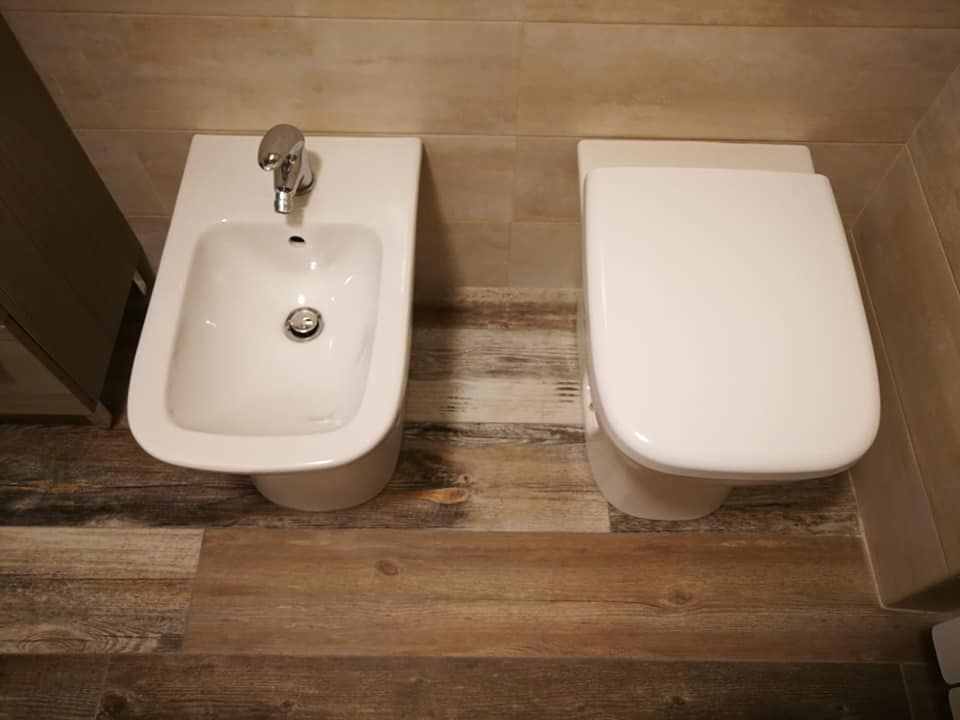 C'è un bidet e un wc nel bagno.
