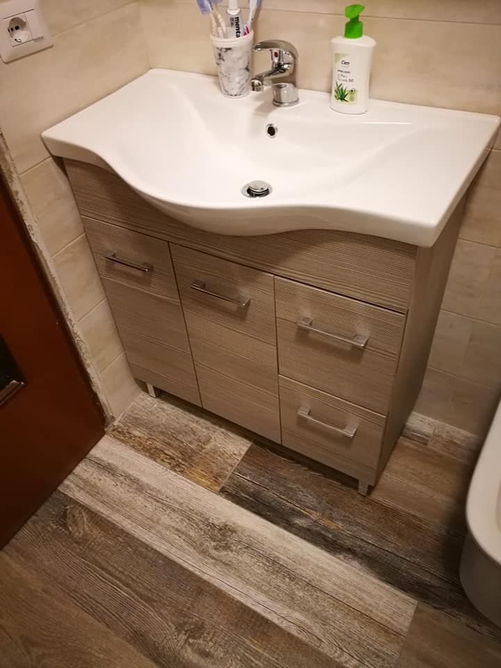 Un bagno con lavandino e wc.