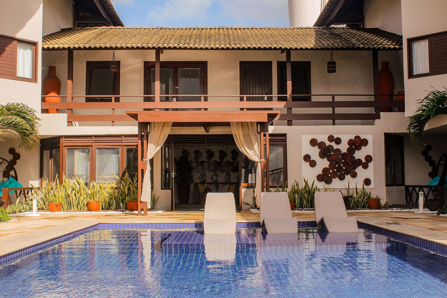 Uma casa grande com uma piscina na frente