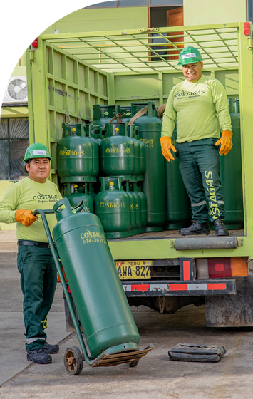 Dos hombres están cargando cilindros de gas en un camión.