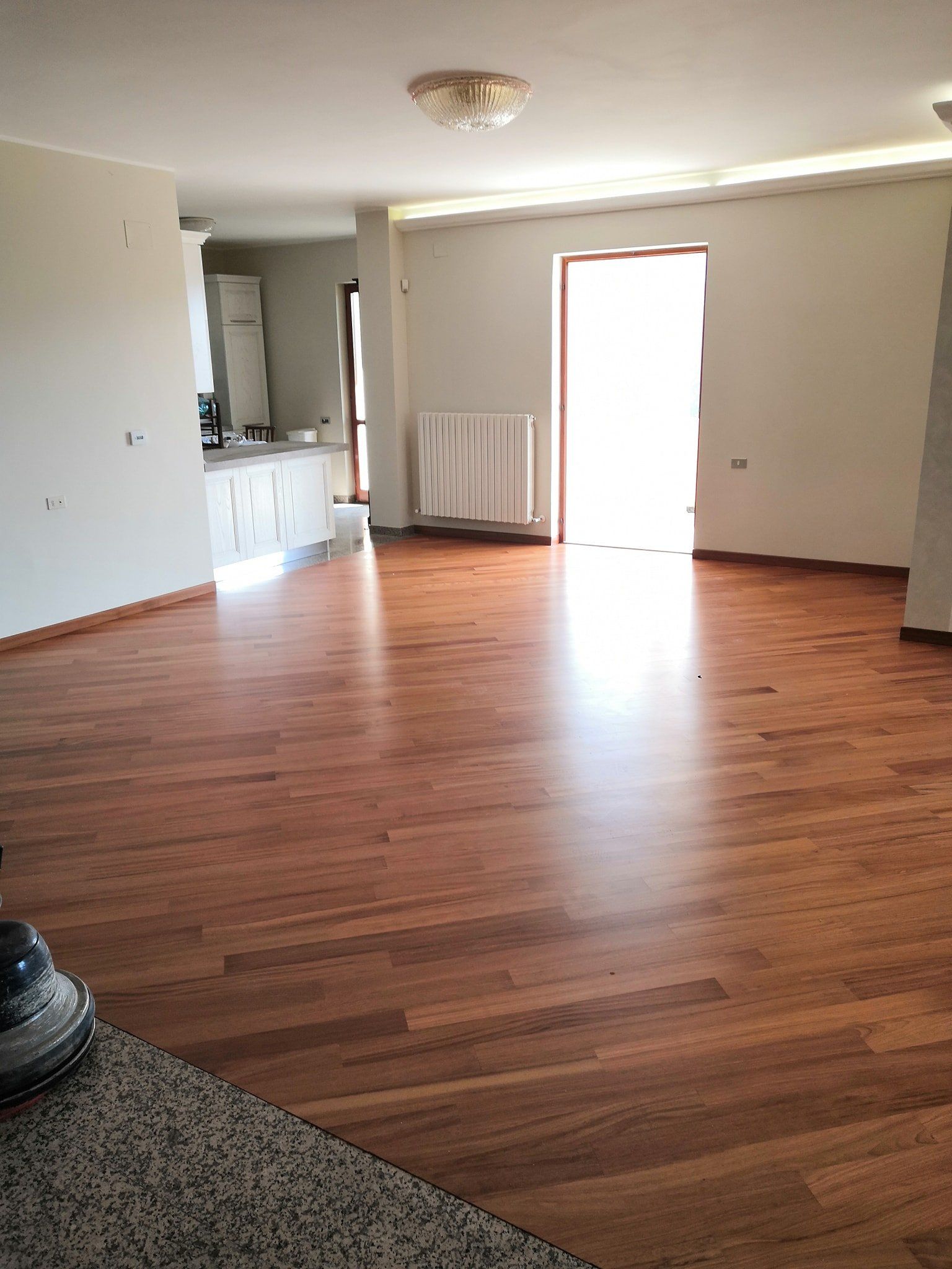 Pavimento in legno scuro