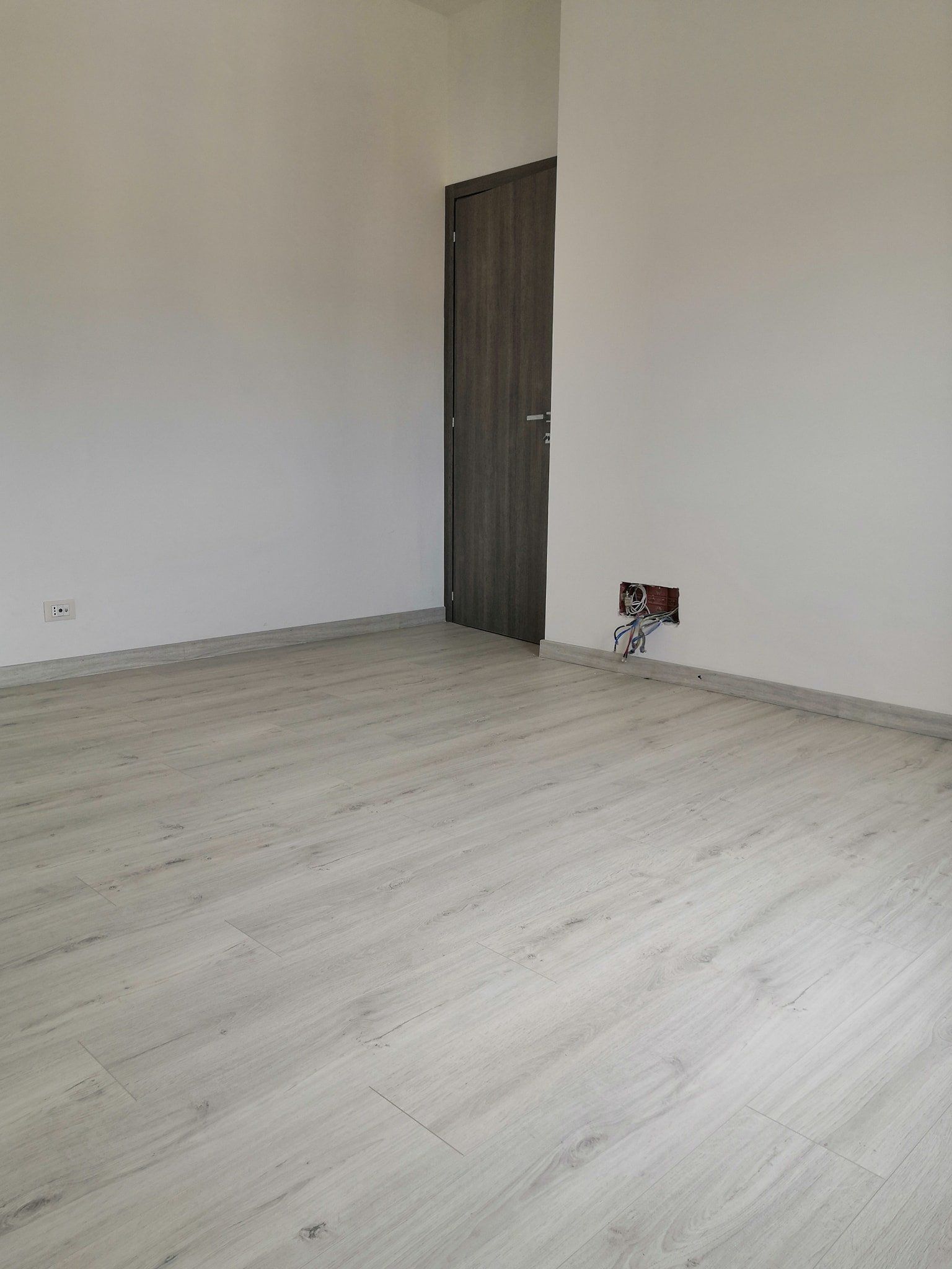 Pavimento in legno chiaro