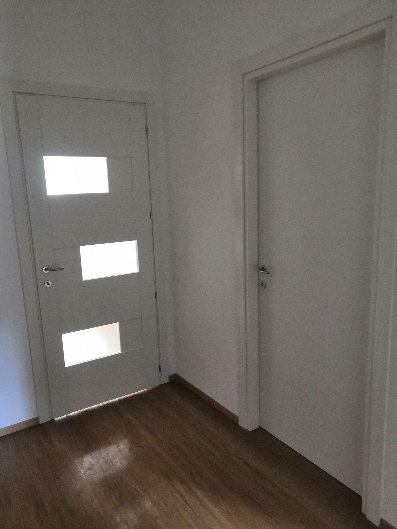 Porta con dettagli in vetro