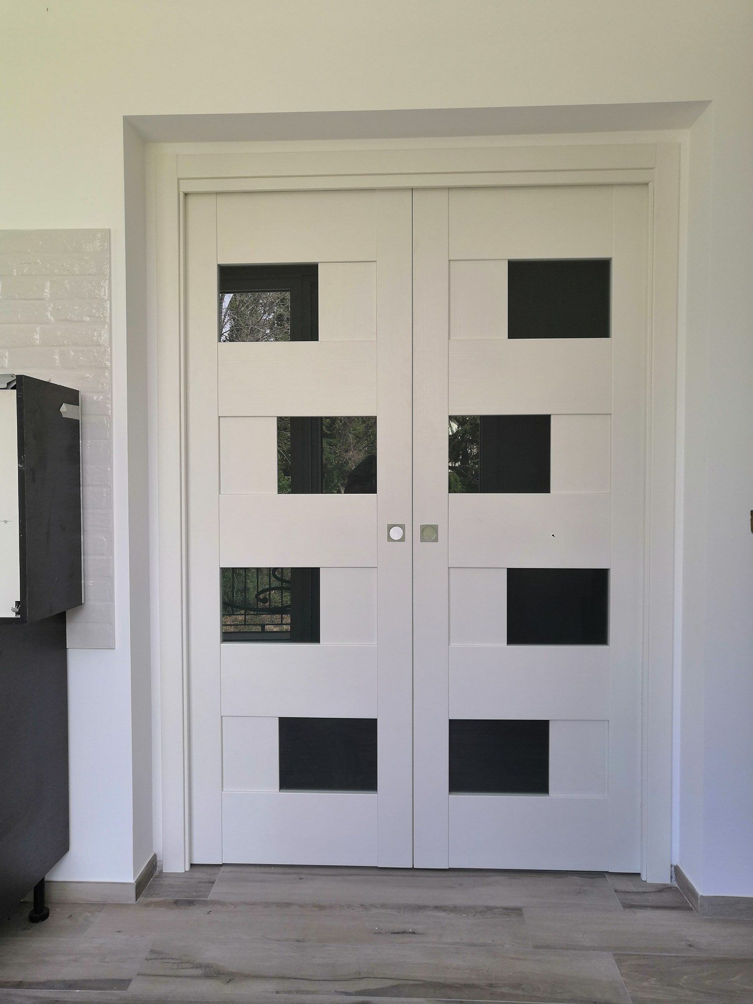 Porta con dettagli in vetro