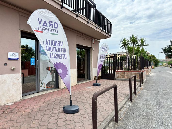 A purple and white flag with the word vaso on it