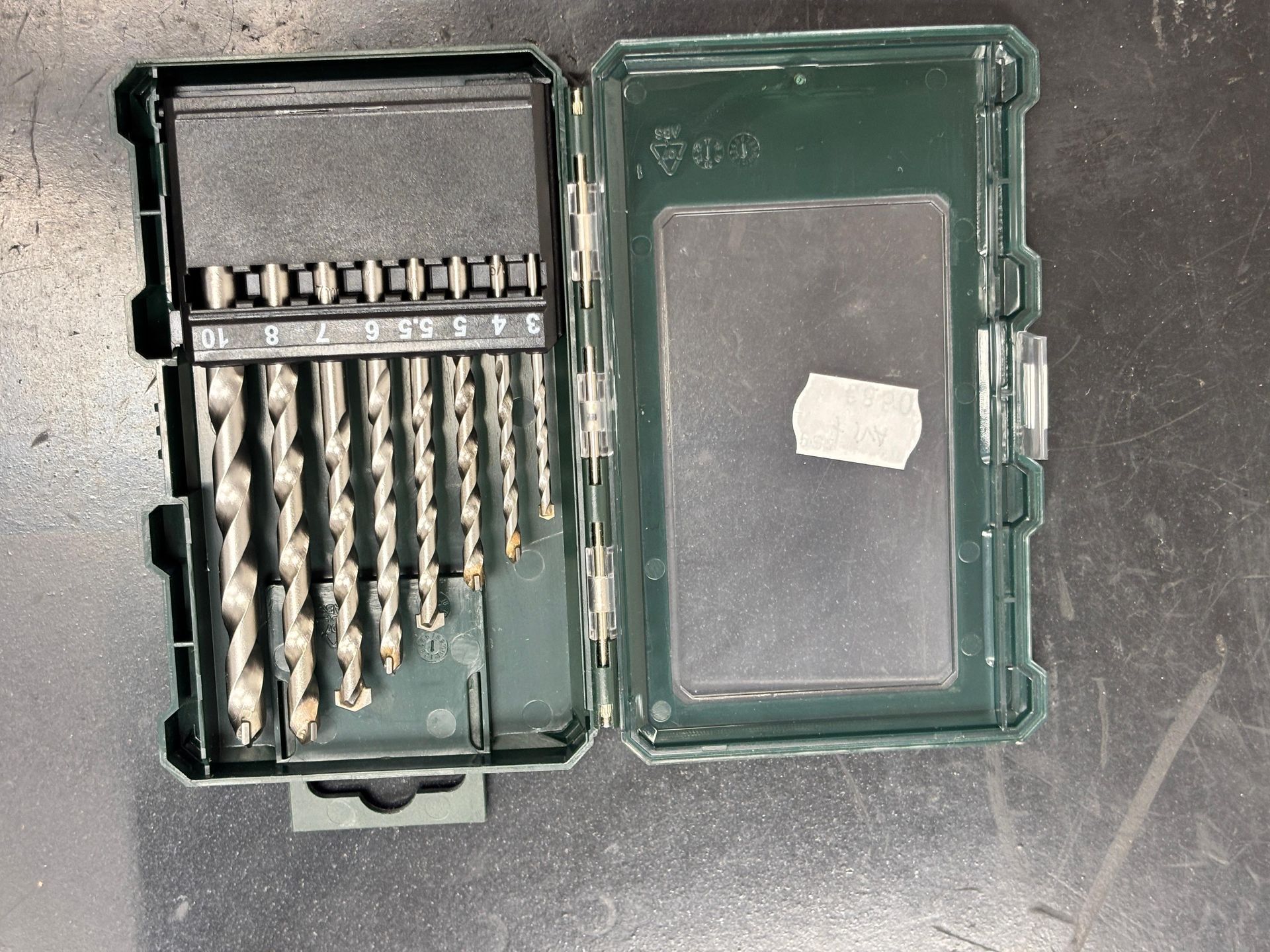 Un set di punte da trapano in una custodia di plastica