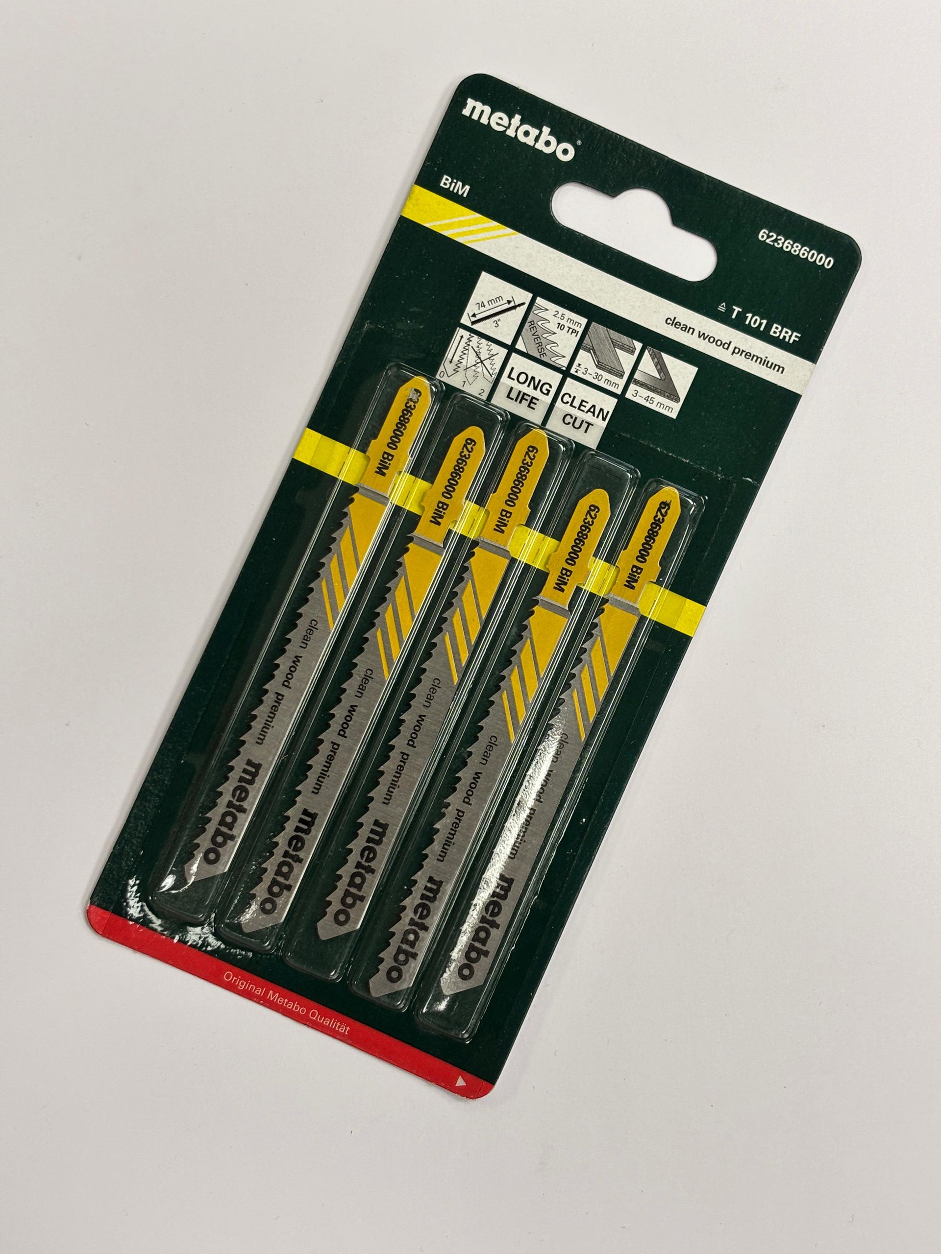 Una confezione di lame per seghetto alternativo Metabo su una superficie bianca