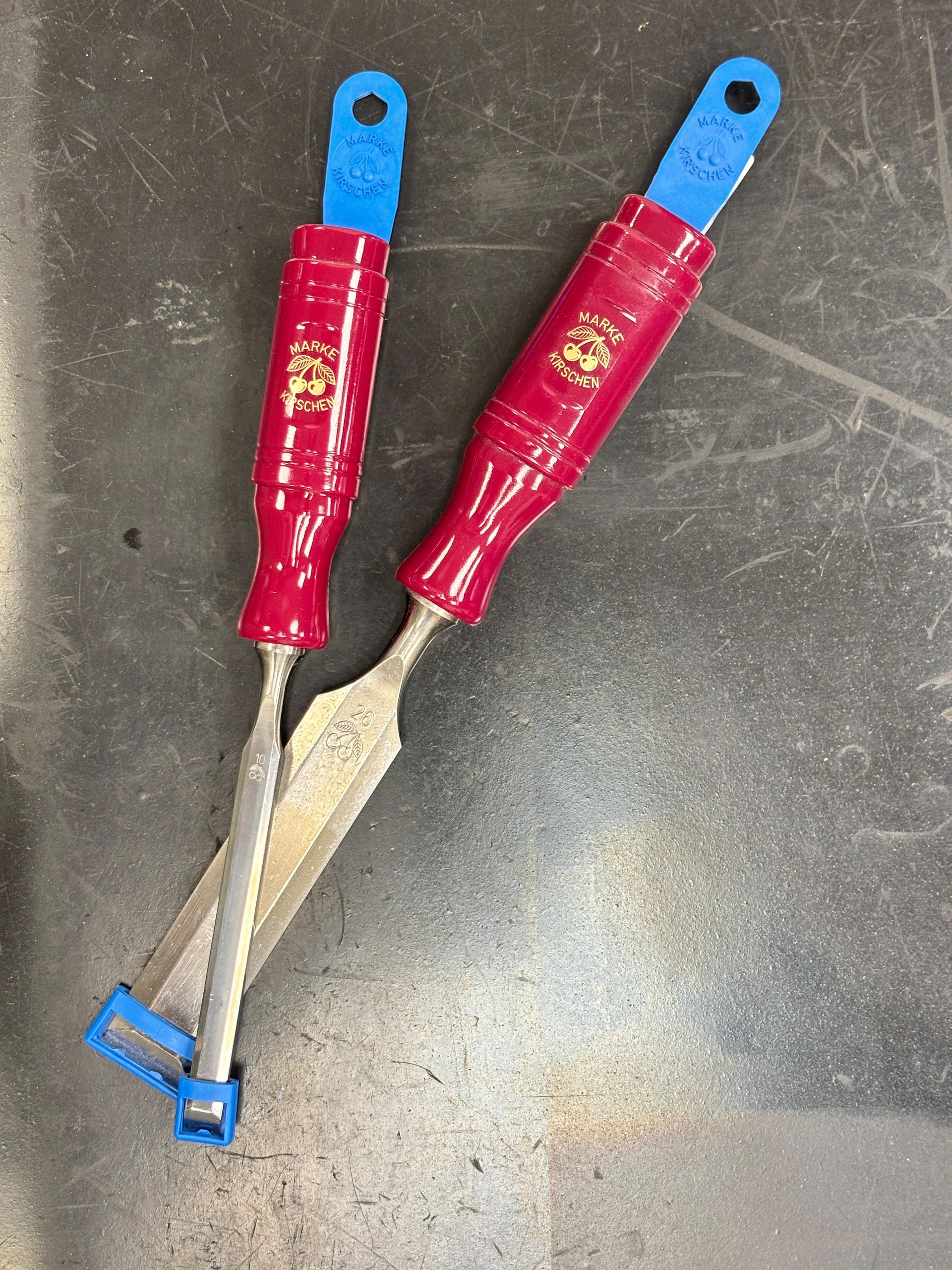 Un paio di forbici con manici rossi e manici blu