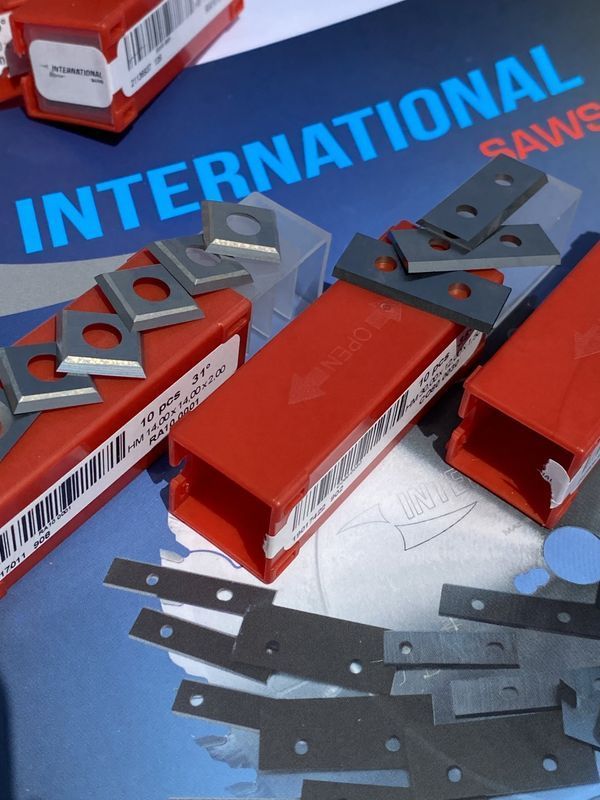 Una scatola di lamette da barba internazionali è appoggiata su un tavolo