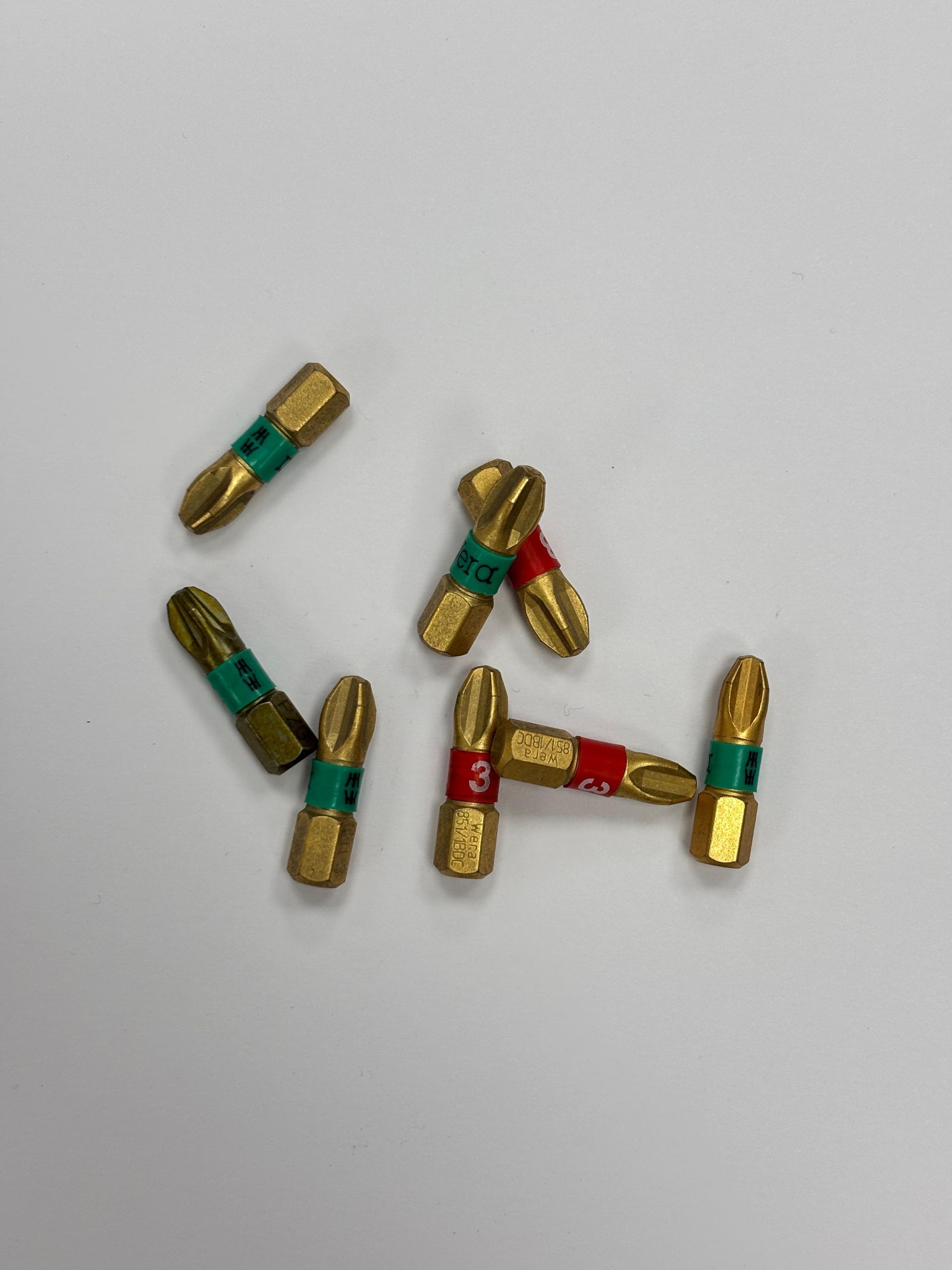 Un mucchio di pezzetti d'oro e rossi su una superficie bianca