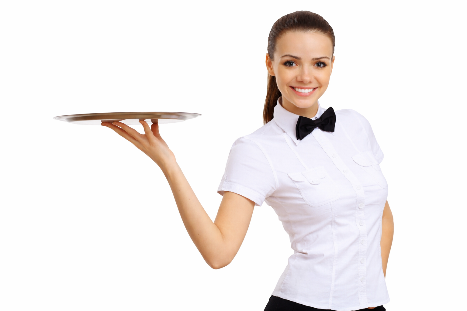 Camarero sonriente con camisa blanca y pajarita negra sosteniendo una bandeja sobre un fondo blanco.