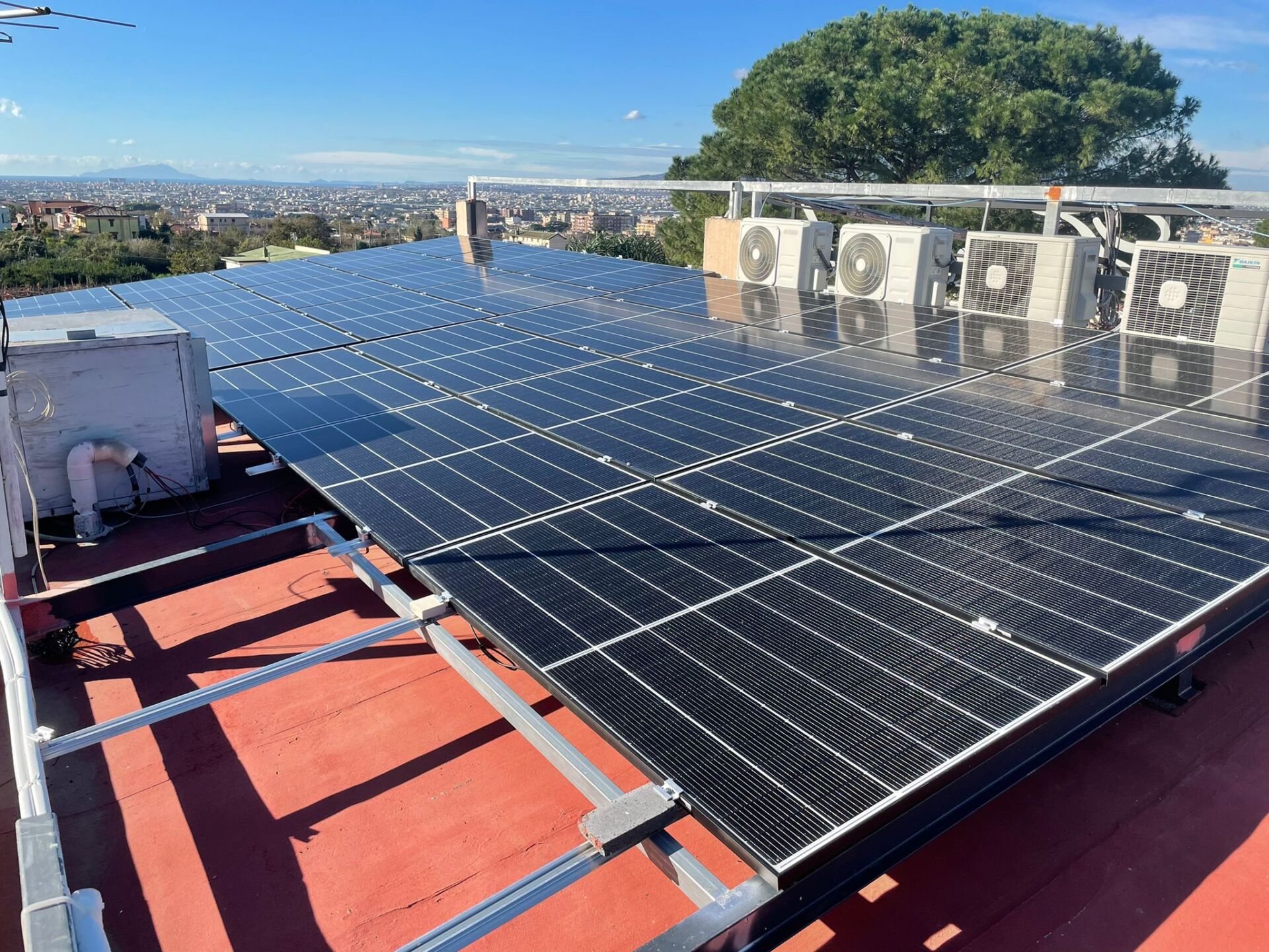 Un tetto con molti pannelli solari