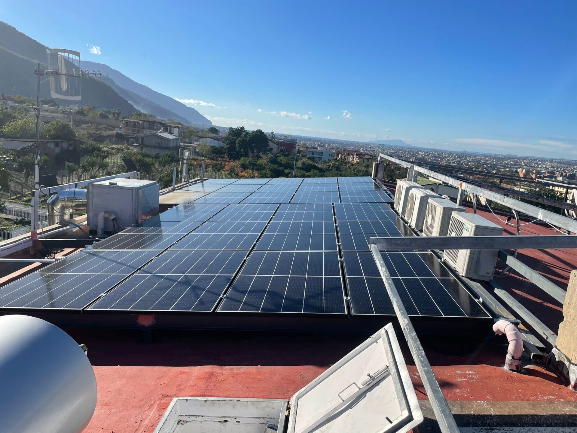 Un tetto con molti pannelli solari