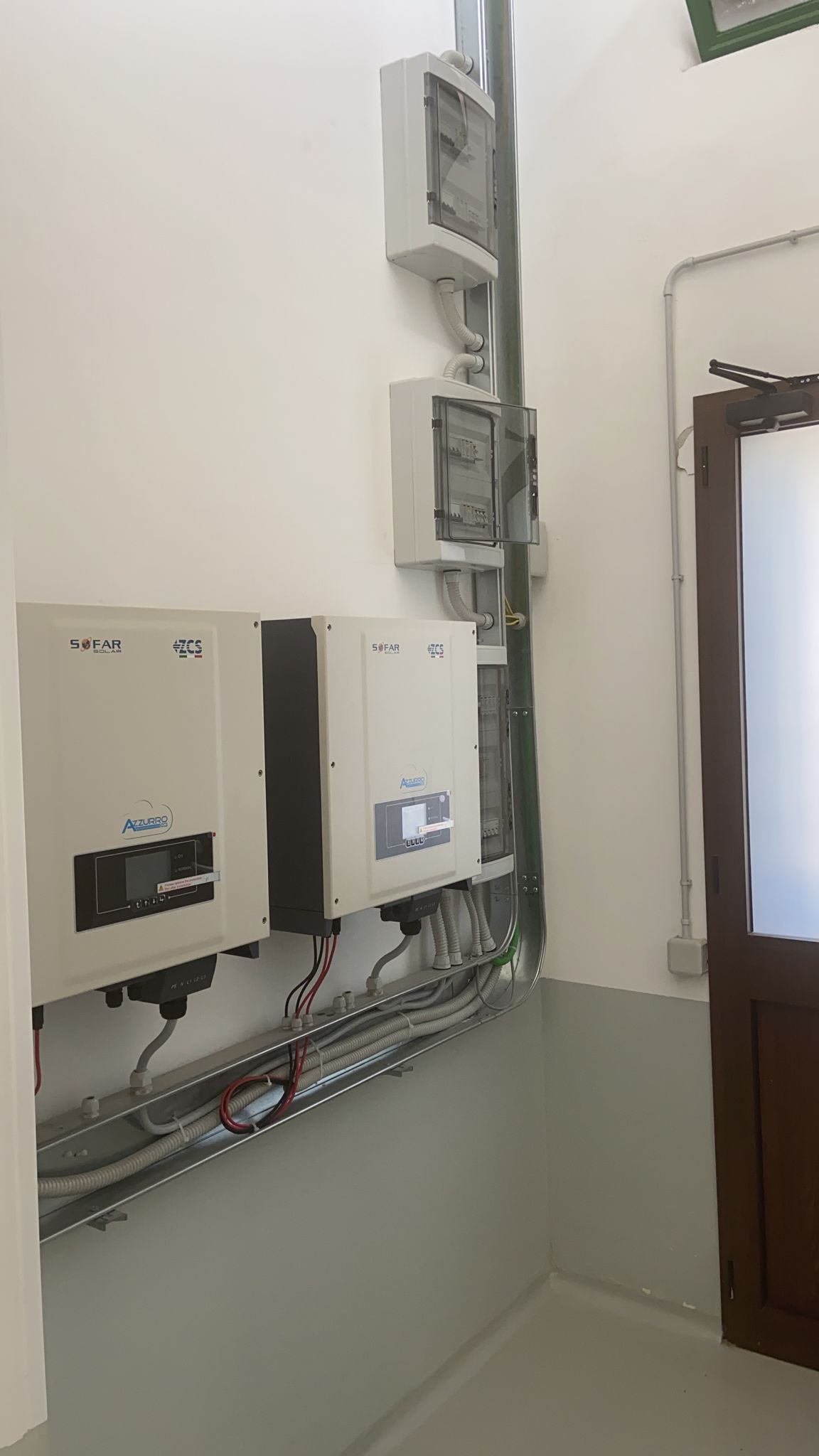 Una stanza con una porta e un mucchio di scatole sul muro.