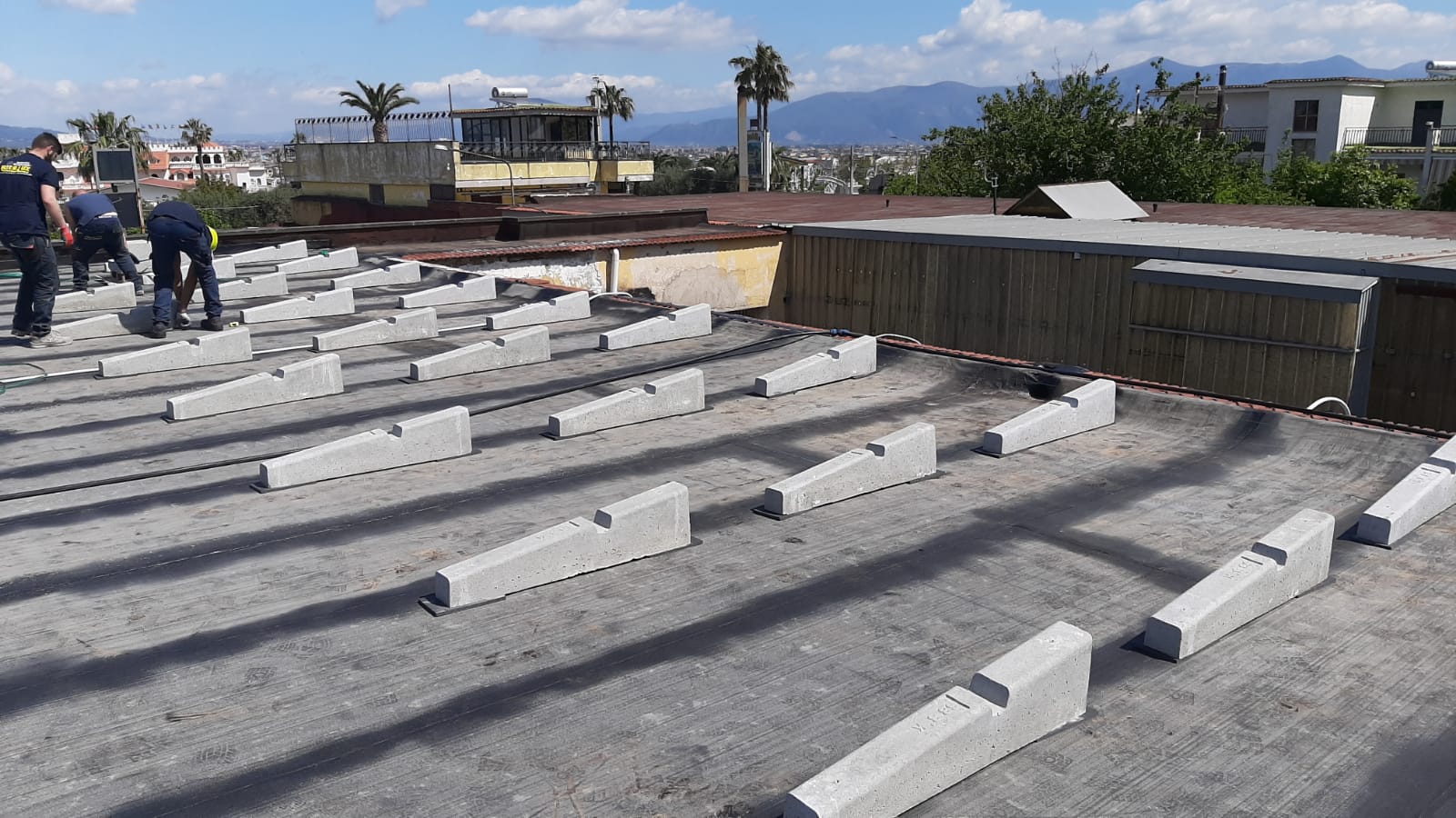 Un gruppo di persone sta lavorando sul tetto di un edificio