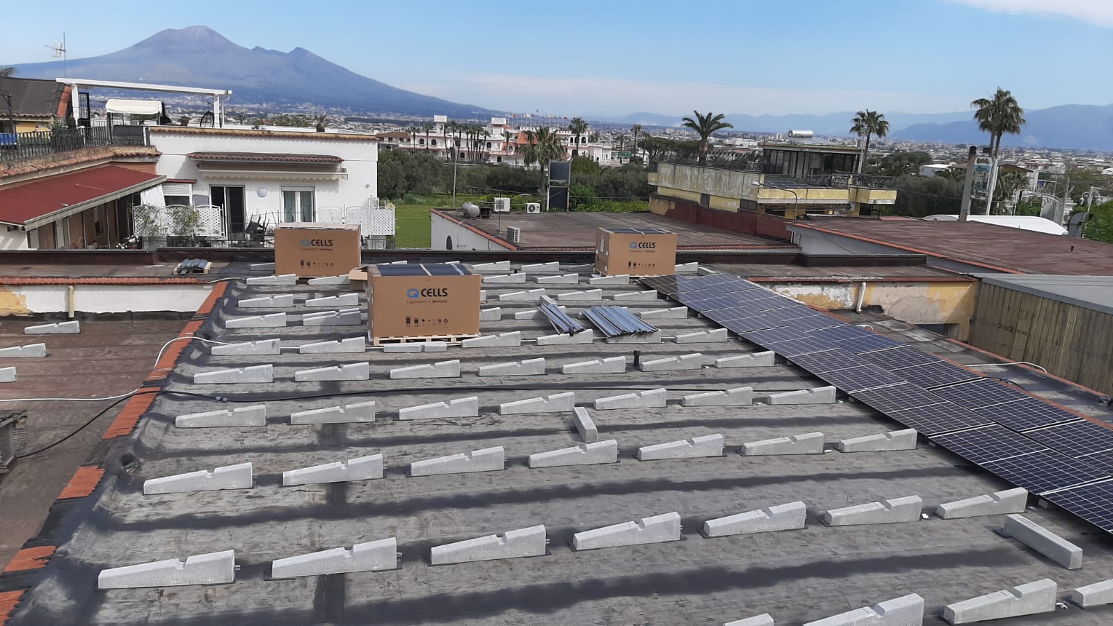 Un tetto con molti pannelli solari