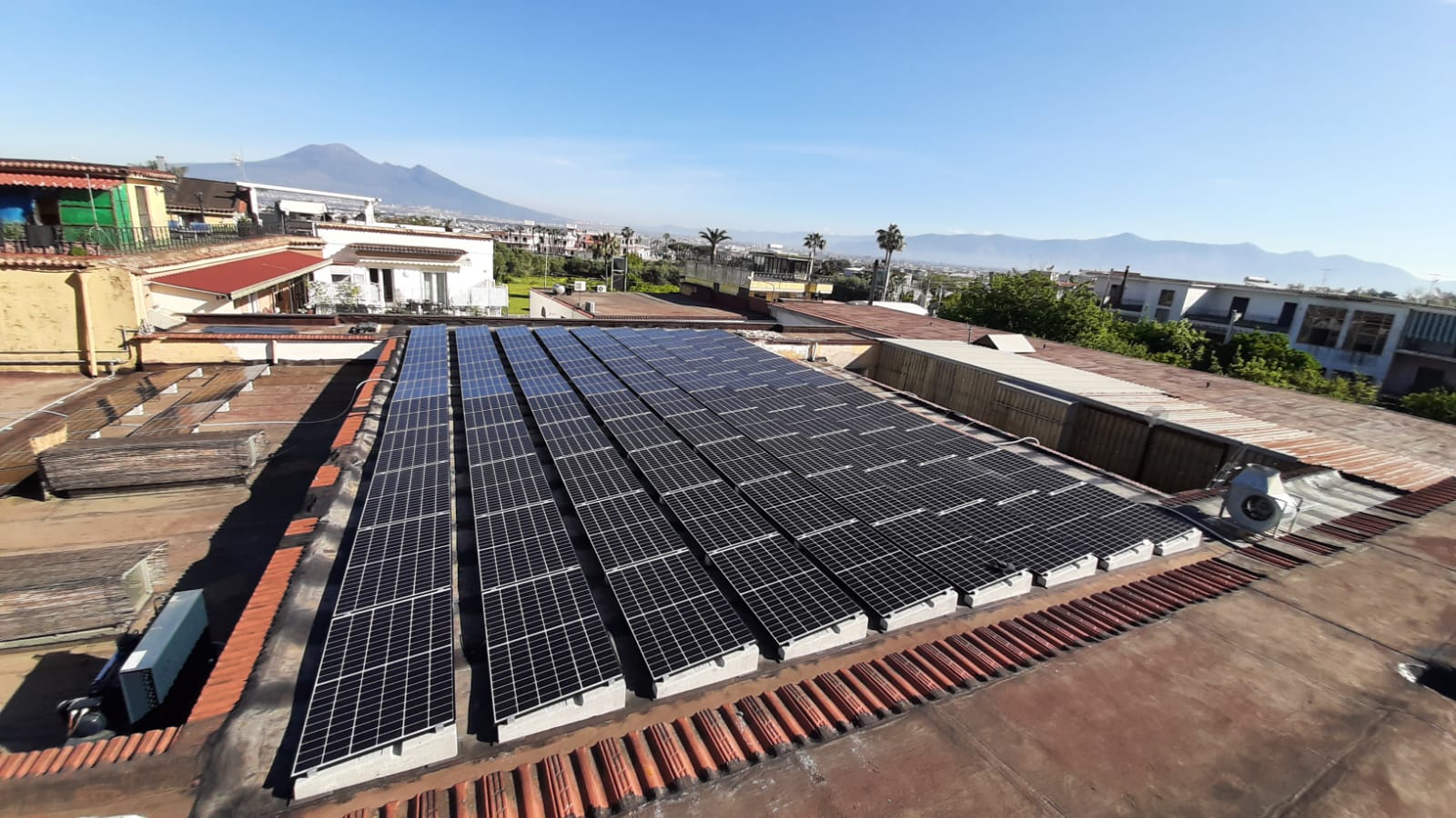 Un tetto con molti pannelli solari