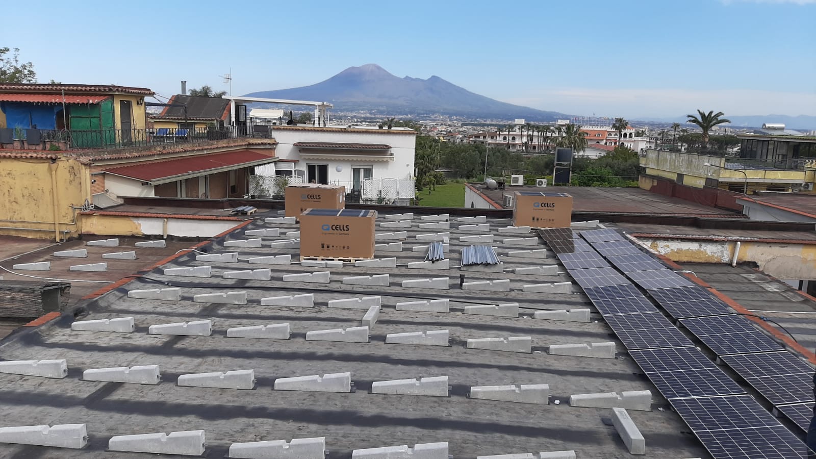 Un tetto con un sacco di scatole sopra e una montagna sullo sfondo