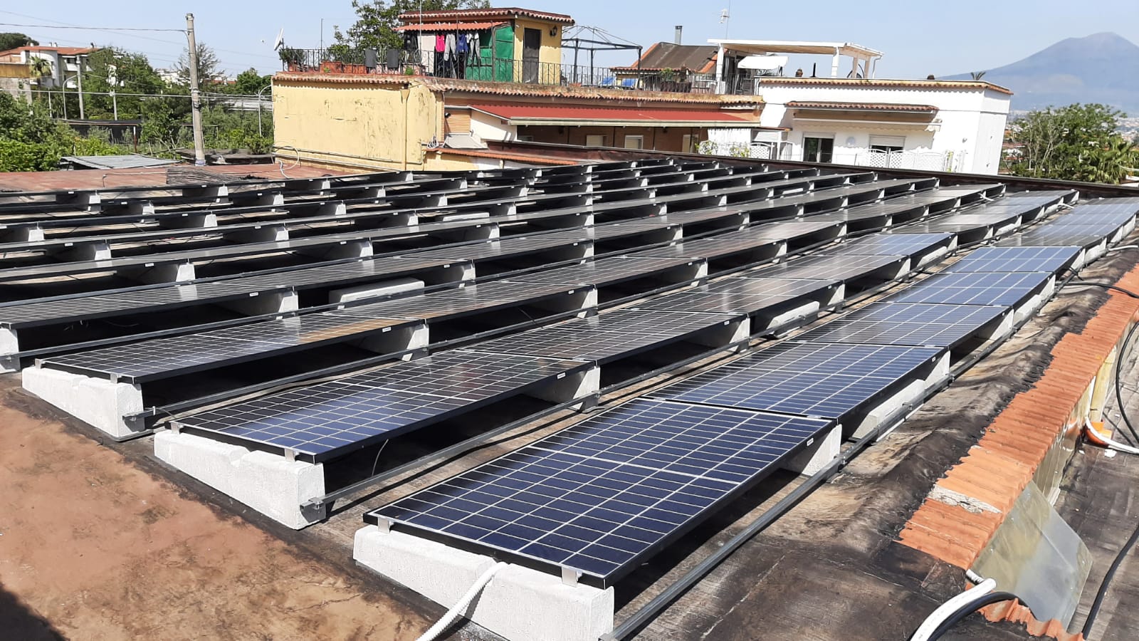 Un tetto con molti pannelli solari