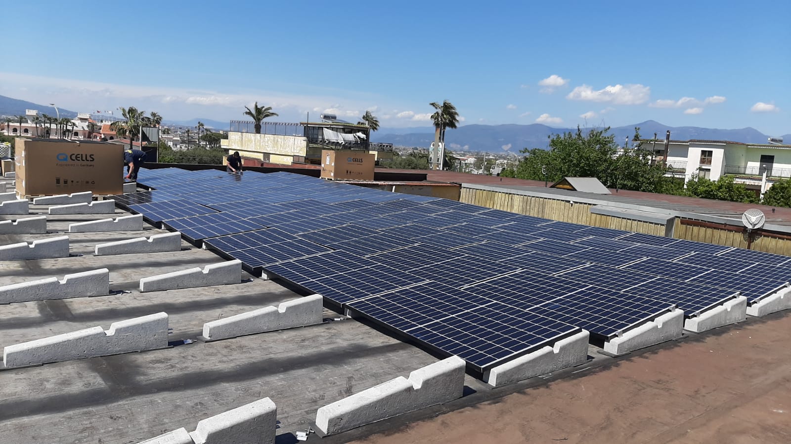 Un tetto con molti pannelli solari