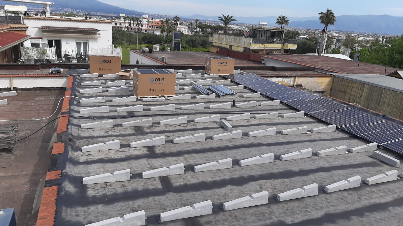 Un tetto con molti pannelli solari