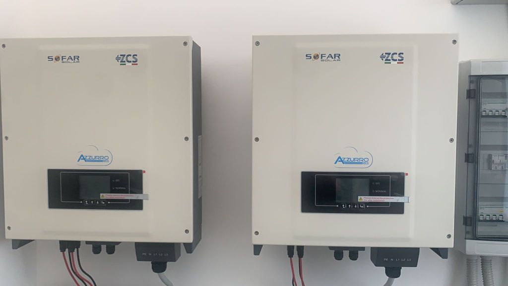 Due inverter a pannelli solari sono appesi a una parete.