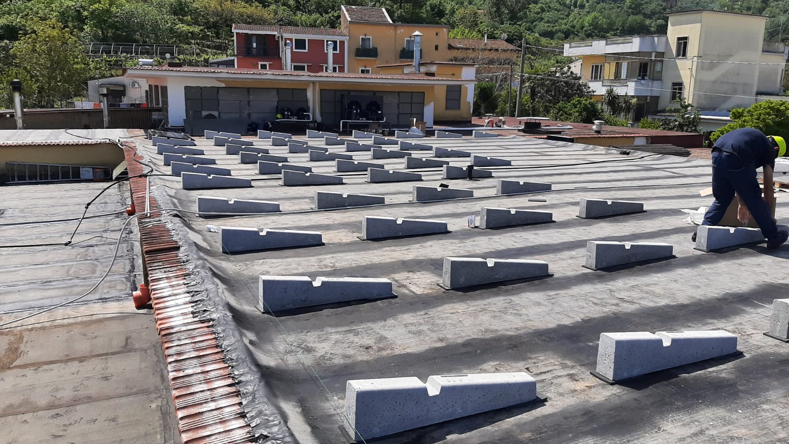 Un uomo sta lavorando sul tetto di un edificio