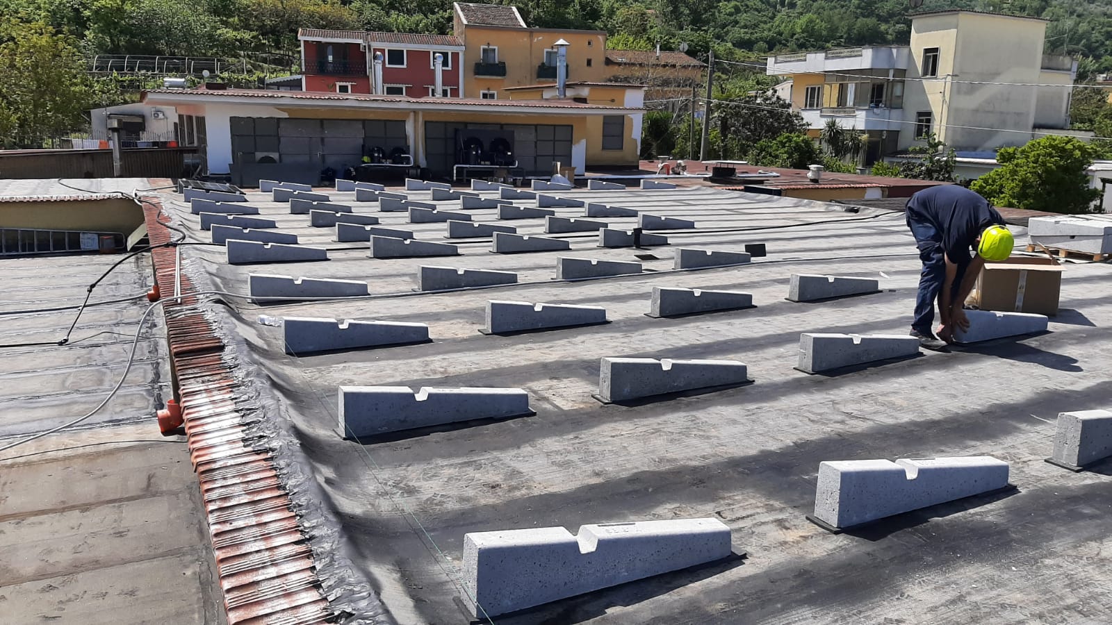 Un uomo sta lavorando sul tetto di un edificio