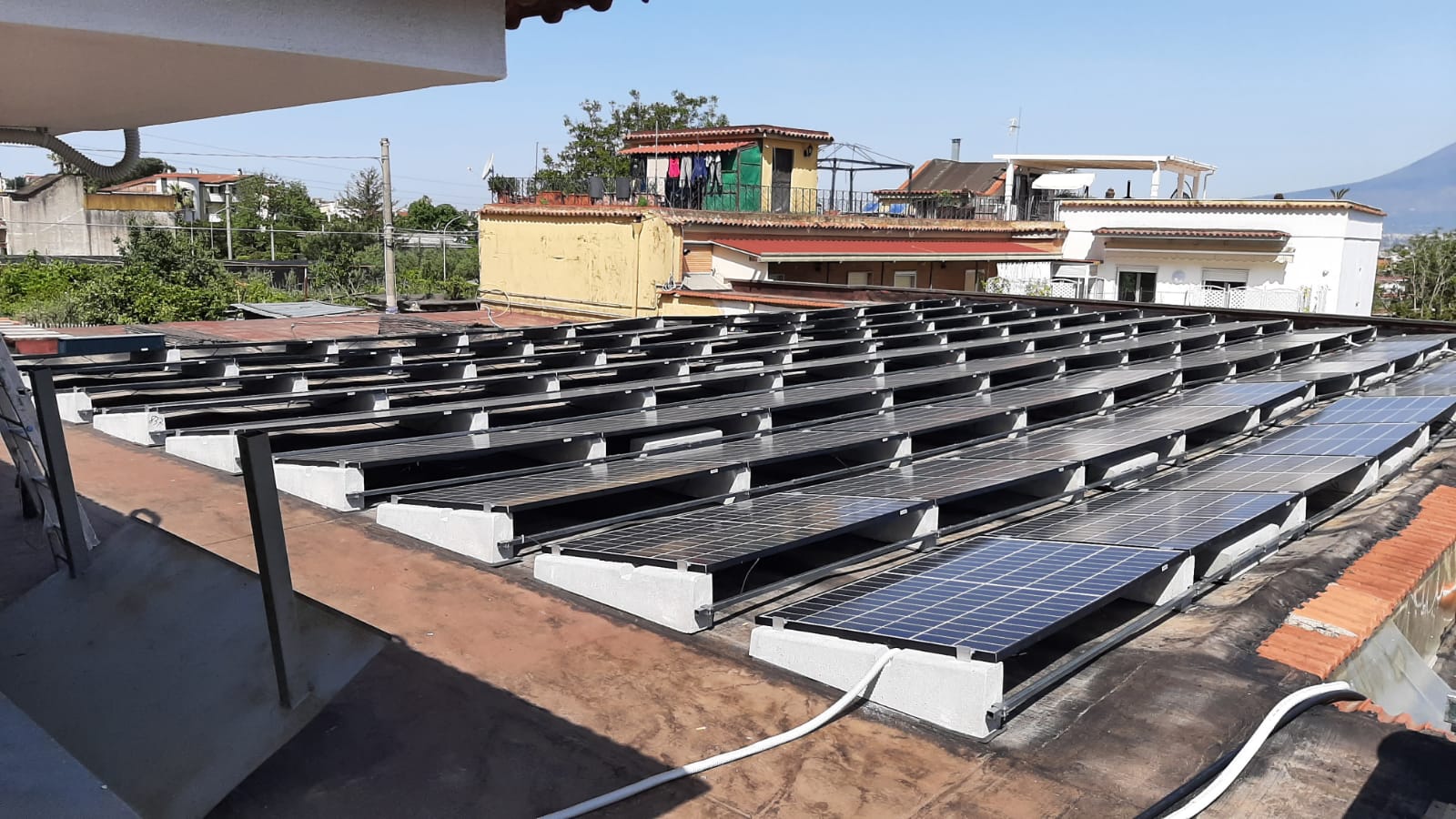 Un tetto con molti pannelli solari