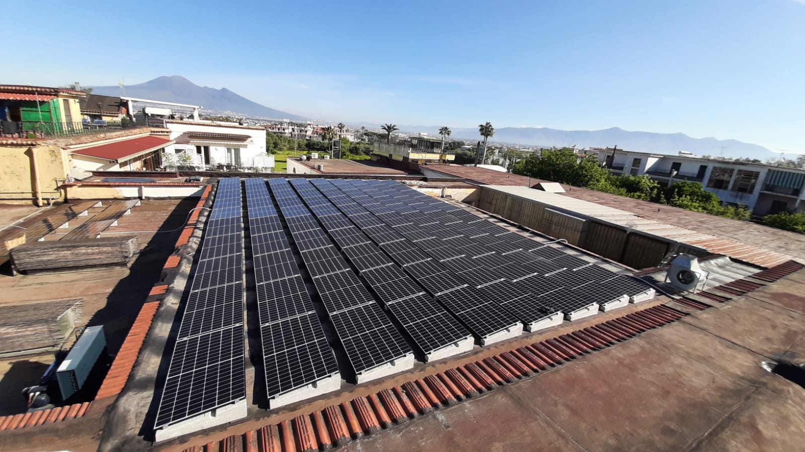 Un tetto con molti pannelli solari