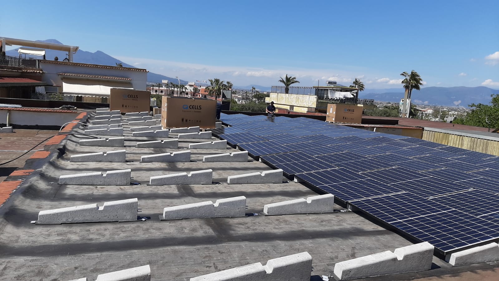 Un tetto con molti pannelli solari