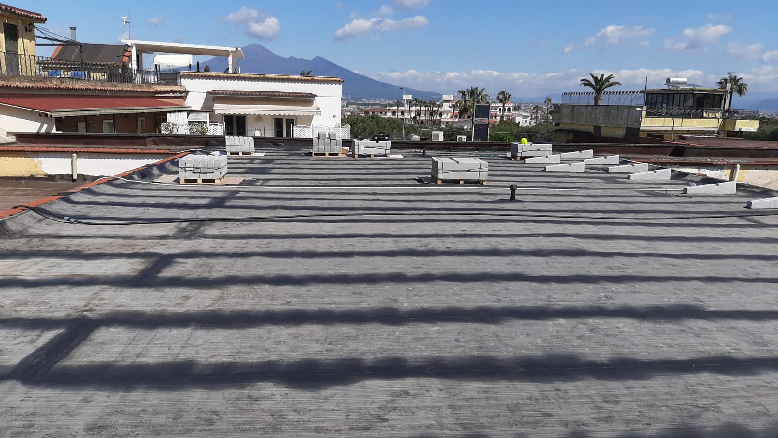 Un tetto con un sacco di pallet sopra