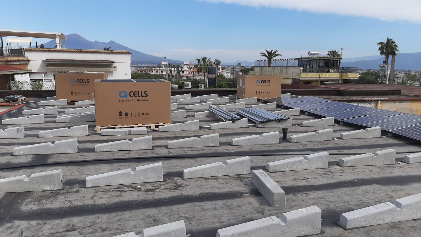 Pannelli solari vengono installati sul tetto di un edificio