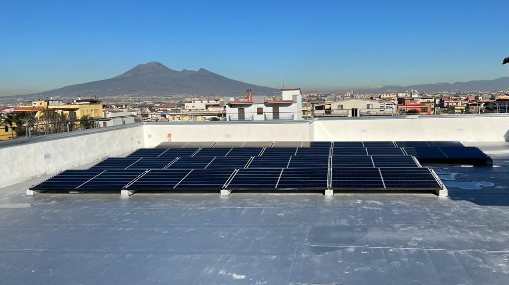 Un tetto con molti pannelli solari