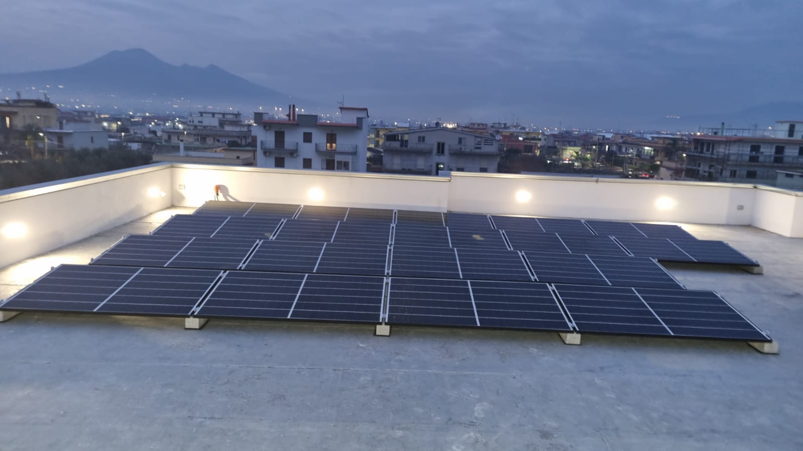 Un tetto con molti pannelli solari