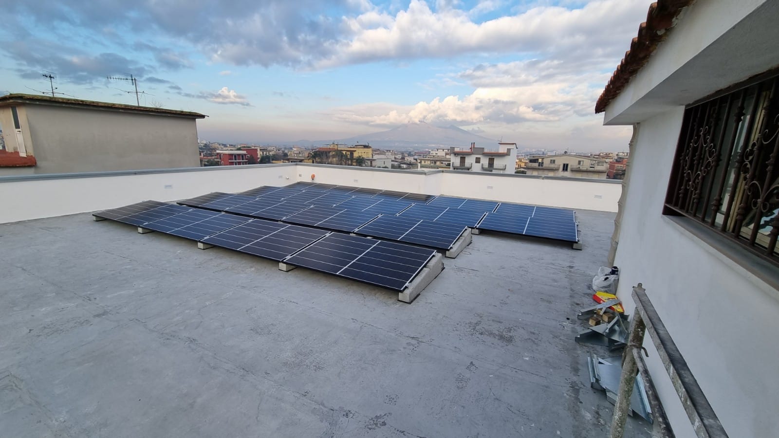 Un tetto con molti pannelli solari