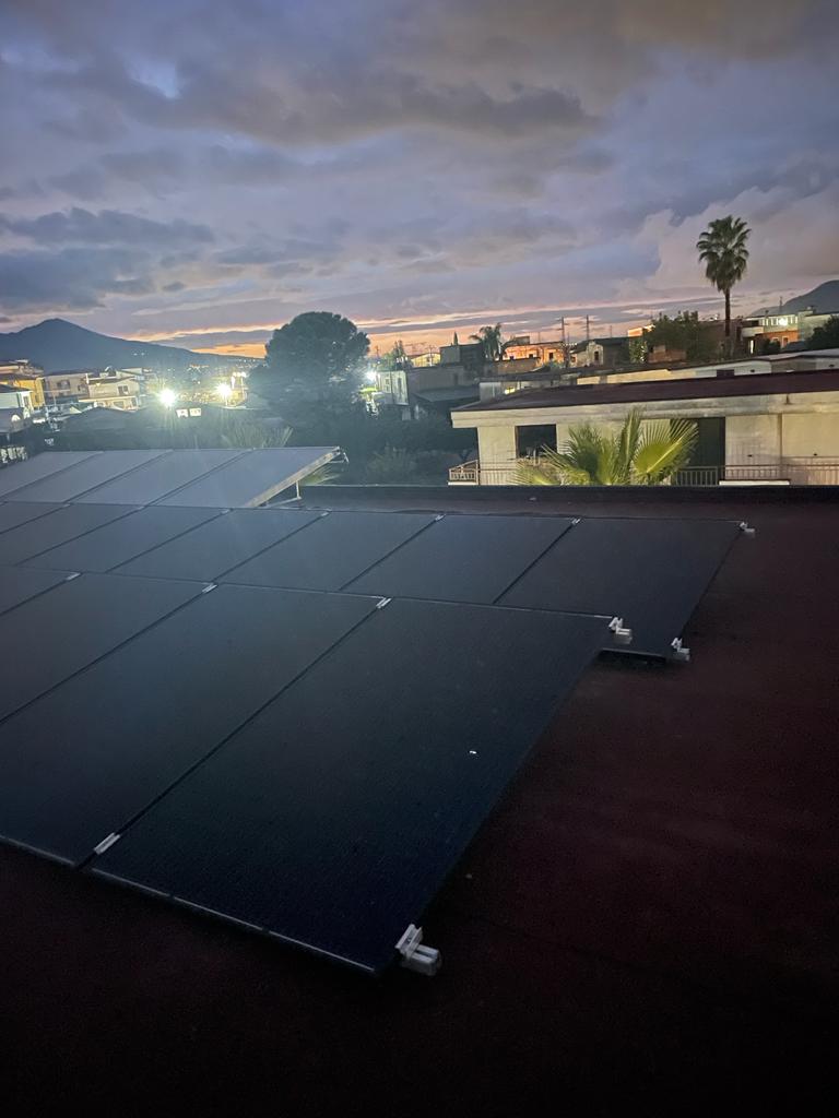 Un tetto con molti pannelli solari