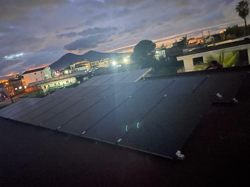 Un tetto con molti pannelli solari di notte.