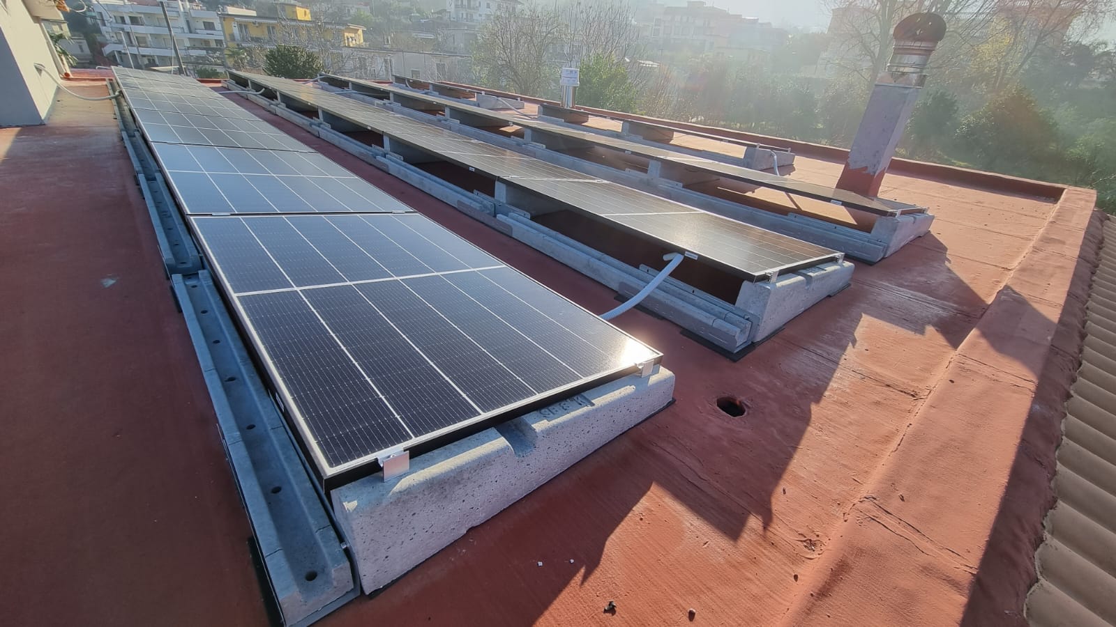 Una fila di pannelli solari sul tetto di un edificio.