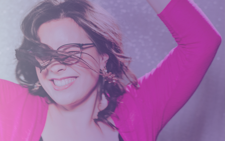 Nicole Hoock, Emotionscoach, strahlend und in Bewegung, authentisch im Moment.