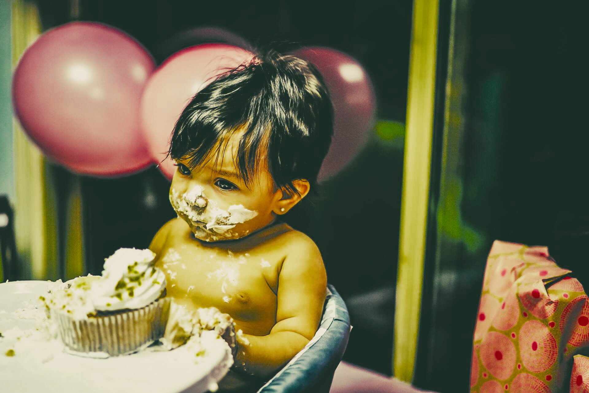 Bebe comiendo tarta