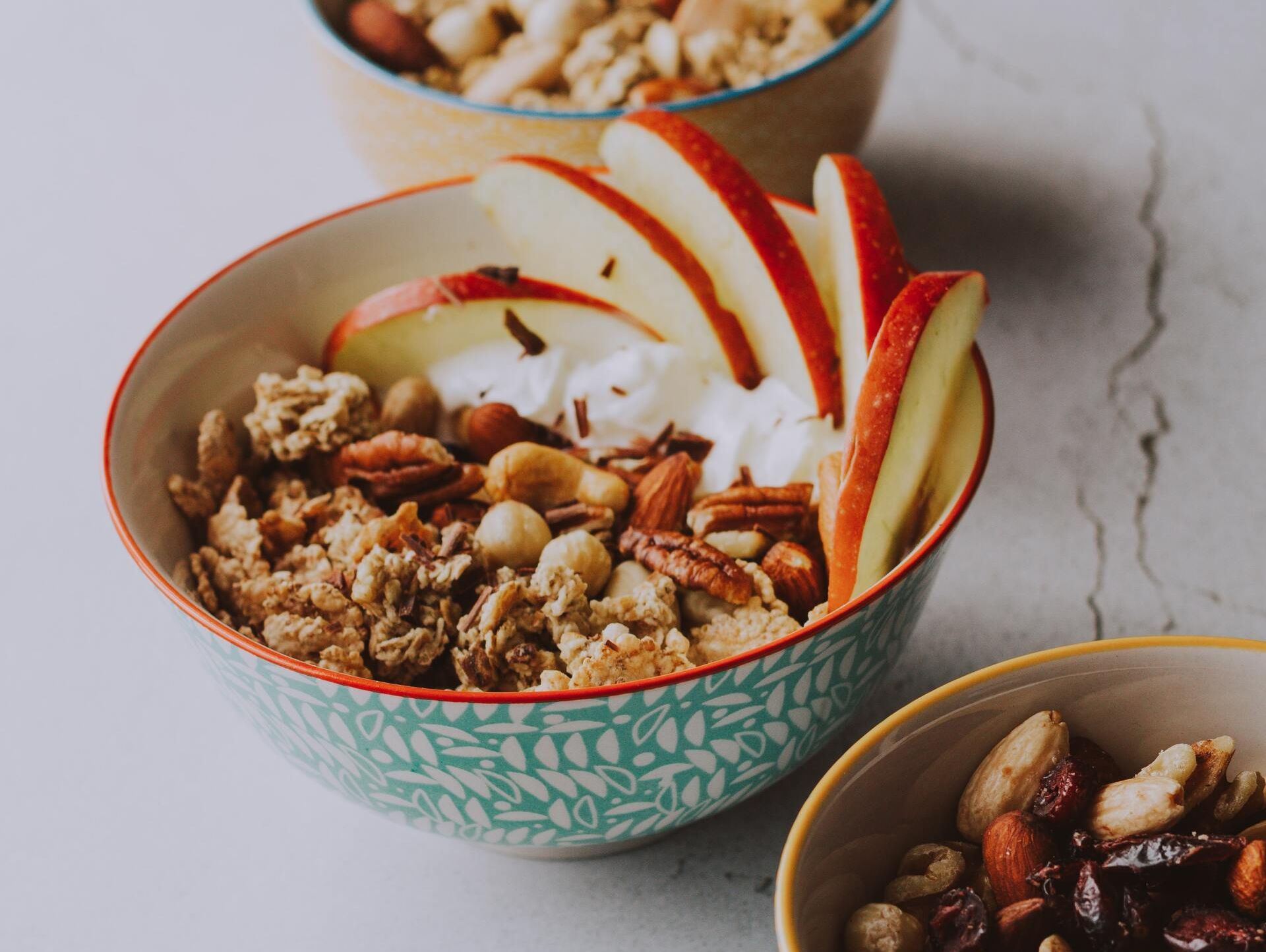 Yogurt con nueces y manzana