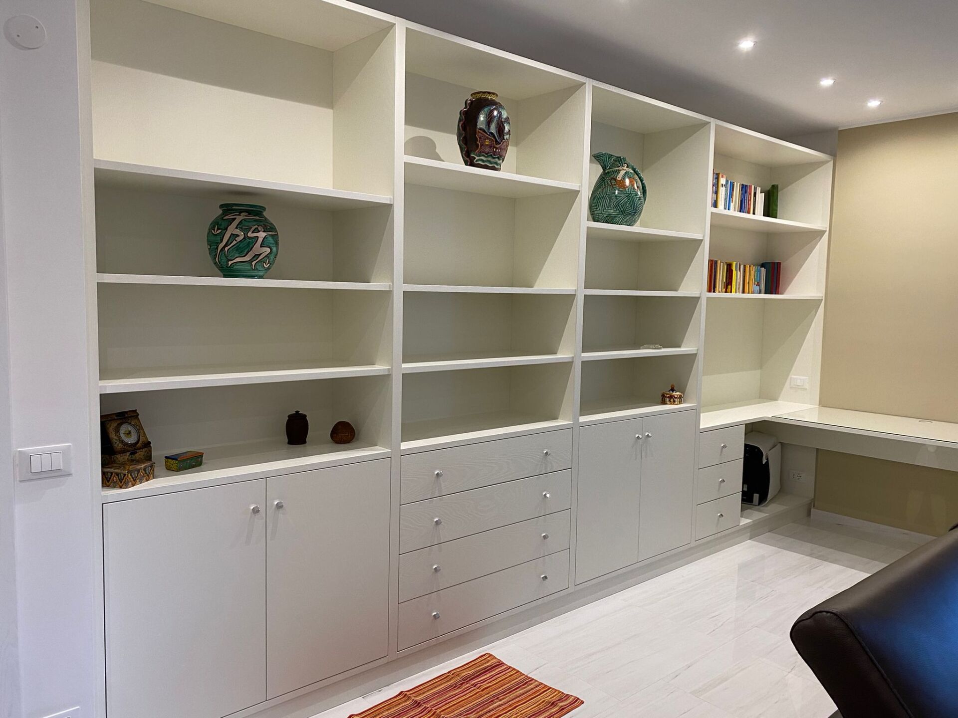 Libreria a parete in legno